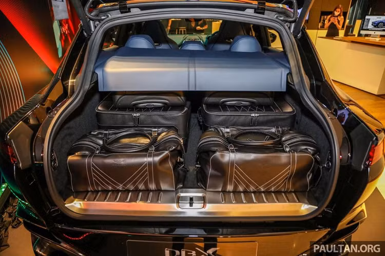 Bước vào không gian cabin, Aston Martin tiếp tục gây ấn tượng mạnh mẽ về thị giác. Ngay trước ghế người lái là vô lăng ba chấu bọc da với lẫy chuyển sổ trên vô lăng.