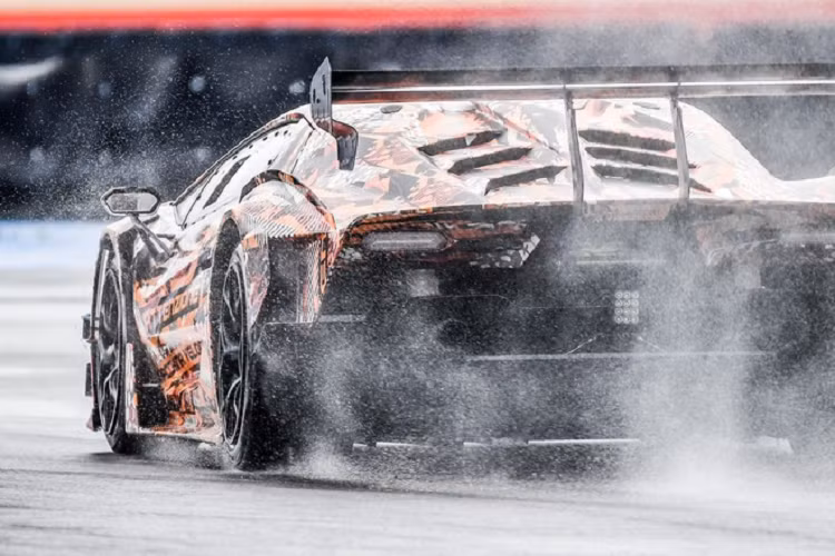 Lamborghini SCV12 có cản trước và sau được kéo dài hơn cùng cánh gió khí động học kích thước lớn làm bằng sợi carbon, giúp tạo ra lực ép xuống mặt đường lớn hơn cả các mẫu GT3 tiêu chuẩn. Các khe gió khí động học của cản trước được chia cắt táo bạo cùng 2 khe gió lớn nằm ở nắp capo trước. Nắp che khoang động cơ cũng được thiết kế tương tự trên các mẫu xe Super Trofeo.