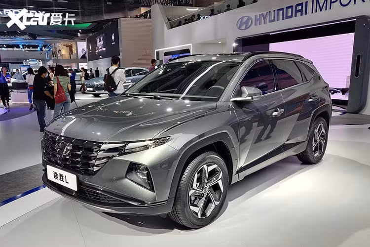 Hyundai đã chính thức vén màn Tucson thế hệ mới. Vào thời điểm đó, hãng Hyundai đã công bố việc Tucson 2021 sẽ có cả phiên bản trục cơ sở tiêu chuẩn và trục cơ sở dài. Đến nay, phiên bản trục cơ sở dài của mẫu crossover cỡ C này mới trình làng trong triển lãm Ô tô Bắc Kinh 2020 dưới cái tên Tucson L. Được biết, Hyundai Tucson L 2021 mới sẽ dành cho những thị trường như Trung Quốc, Mỹ và Hàn Quốc.
