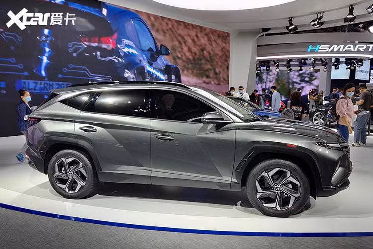 Điểm nhấn khác biệt lớn nhất của Hyundai Tucson L thế hệ mới so với bản trục cơ sở tiêu chuẩn đương nhiên nằm ở kích thước. Theo đó, mẫu xe này có chiều dài 4.630 mm, rộng 1.865 mm, cao 1.665 mm và chiều dài cơ sở 2.755 mm. Các con số tương ứng của Hyundai Tucson 2021 bản trục cơ sở tiêu chuẩn là 4.500 mm, 1.864 mm, 1.651 mm và 2.680 mm. Như vậy, Hyundai Tucson L 2021 có chiều dài cơ sở chỉ kém một chút so với con số 2.766 mm của đàn anh Santa Fe 2021.