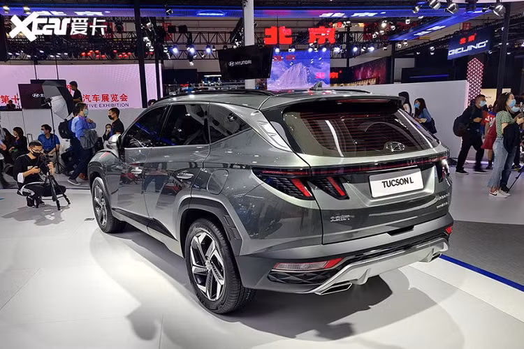 Về thiết kế, Hyundai Tucson L 2021 tại Trung Quốc chẳng khác gì xe ở thị trường nước ngoài. Được áp dụng ngôn ngữ thiết kế Sensuous Sportiness, Hyundai Tucson L 2021 sở hữu lưới tản nhiệt hoàn toàn mới với thiết kế "giống đá quý", theo cách miêu tả của thương hiệu Hàn Quốc.