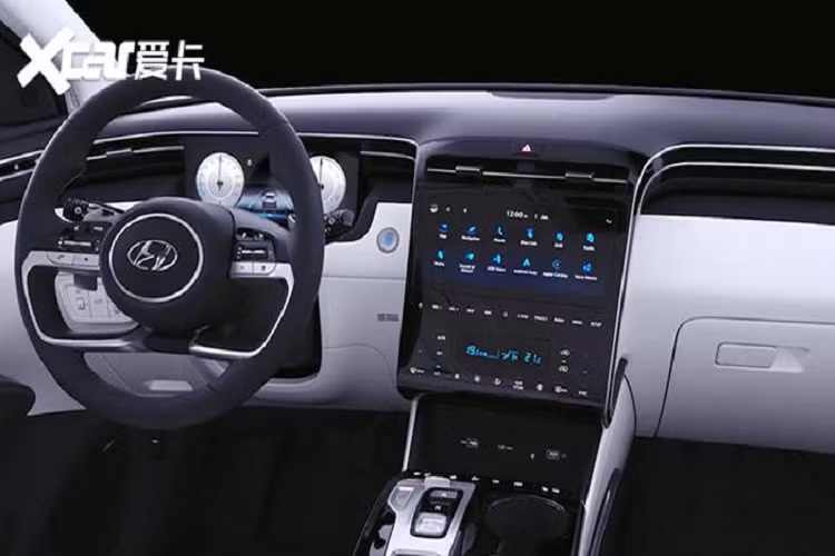 Đằng sau, xe được trang bị cụm đèn hậu LED với tạo hình bên trong lấy cảm hứng từ máy cày của nhà nông. Ngoài ra, đèn hậu còn được nối với nhau bằng một dải đèn LED bên trên. Đó là chưa kể đến cản sau hầm hố, tích hợp cả bộ khuếch tán gió giả và cần gạt nước giấu kín bên dưới cánh gió mui. Nhờ đó, logo của hãng Hyundai được đẩy lên cao, nằm trên kính sau.