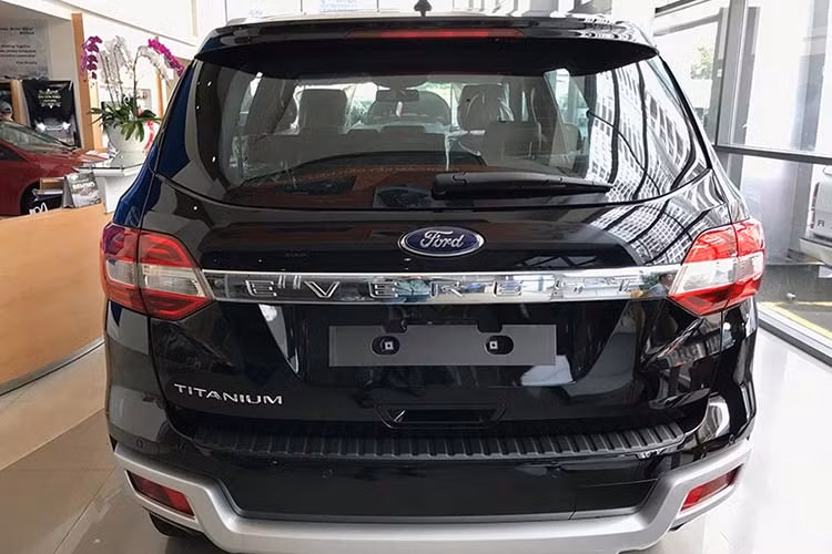 Phần đuôi xe Everest mới không đổi, vẫn sở hữu cụm đèn hậu dạng LED bắt mắt được nối liền bởi thanh nẹp chrome to bản, cản sau thiết kế kiểu tương đồng với cản trước và bao bọc lấy hai mảng đèn phản quang. Hãng xe ôtô Ford cũng không quên điểm thêm đuôi lướt gió nhằm tăng tính khí động học và nét thể thao cho chiếc SUV mới này. 