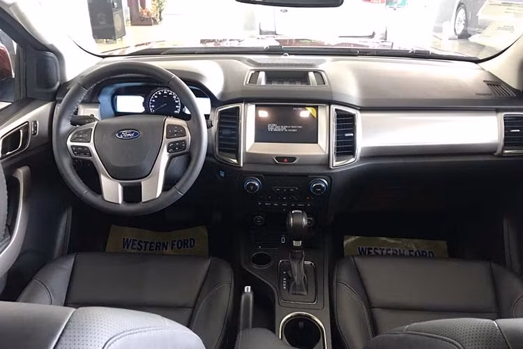 Bên trong không gian rộng rãi của Ford Everest 2020 cũng không thay đổi nhiều so với phiên bản hiện đang bán tại Việt Nam. Các trang bị đáng chú ý như nội thất da, vô lăng 3 chấu thể thao, cửa sổ trời lớn, ghế trước điều chỉnh điện 8 hướng, cửa hậu tự động điều chỉnh bằng điện...