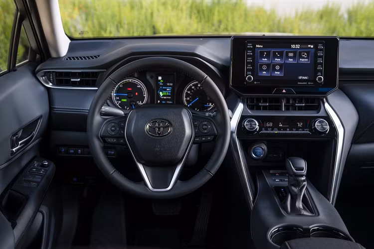 Toyota Venza 2021 có màn hình cảm ứng 8 inch ở phiên bản tiêu chuẩn và được mở rộng thành 12,3 inch trên 2 model cao cấp hơn. Hệ thống thông tin giải trí là loại mới nhất của Toyota với khả năng hỗ trợ kết nối Android Auto, Apple CarPlay và Amazon Alexa.