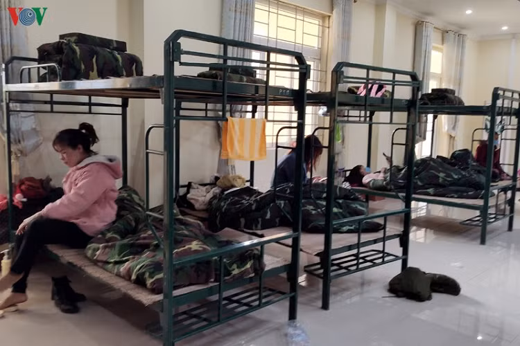 Đến nay, toàn bộ cơ sở vật chất thuận lợi nhất trên tuyến biên giới Việt - Trung tại Lai Châu đã được địa phương huy động nhường cho người dân làm khu cách ly tạm thời, phục vụ cho công tác phòng chống dịch Covid-19 