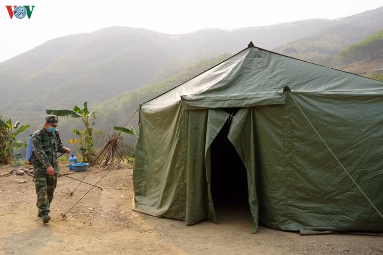 Trong điều kiện khó khăn của một tỉnh nghèo, nhưng từ khi dịch bệnh Covid-19 bùng phát bên kia biên giới, Bộ đội biên phòng Lai Châu đã lập hàng trăm tổ chốt chặn dọc biên giới, với sự tham gia của nhiều lực lượng.