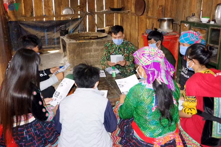 Ngoài việc lập chốt chặt tại các đường mòn, lối mở, Bộ đội Biên phòng Lai Châu cũng làm tốt công tác tuyên truyền cho cư dân biên giới về tác hại của dịch bệnh Covid-19, cũng như các biên pháp phòng chống dịch.
