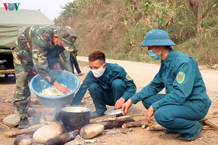 Những bữa ăn vội vã diễn ra hàng ngày ngay ven đường, bìa rừng.