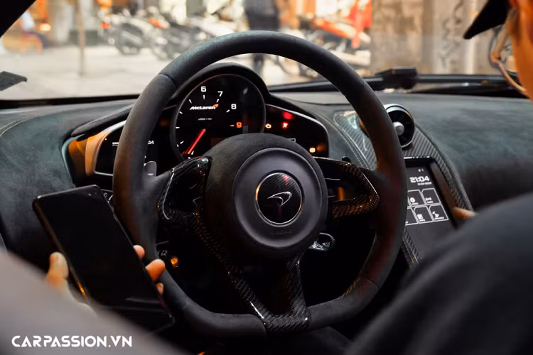 McLaren luôn là hãng xe nổi tiếng đi tiên phong trong việc áp dụng nhiều công nghệ từ giải đua xe F1 lên những mẫu xe thương mại của hãng. Toàn bộ khoang lái và khung sườn của chiếc 650S Spider đều được làm từ sợi carbon.