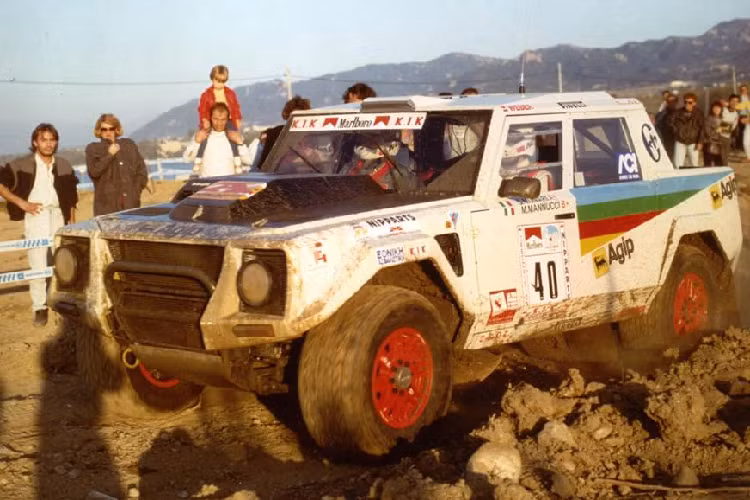 Để biến ba chiếc Lamborghini LM002 hàng độc sang trọng phù hợp hơn với những cuộc đua khắc nghiệt trên sa mạc, Lamborghini đã thuê một đội kỹ sư riêng biệt để làm nhẹ mẫu xe, cùng với đó là tăng cường sức mạnh với 600 mã lực cũng như gia cố hệ thống treo, thùng xăng. Đáng tiếc thay, khi cả ba chiếc xe đang được chuẩn bị đến những công đoạn cuối cùng cho cuộc đua năm đó, Lamborghini lại lâm vào tình cảnh thiếu hụt ngân sách và phải tạm dừng.