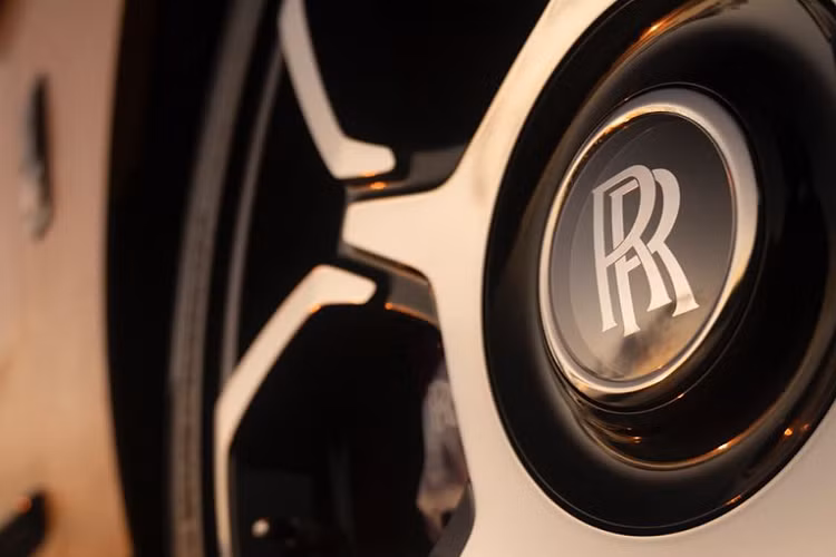 Đúng như tên gọi “Capella”, chiếc SUV siêu sang Rolls-Royce Cullinan độc đáo này mang trên mình màu sắc vàng tươi đầy nổi bật, kết hợp với đó chính là những chi tiết chrome trên phần ngoại thất của xe đã được chuyển sang đen của phiên bản Black Badge.