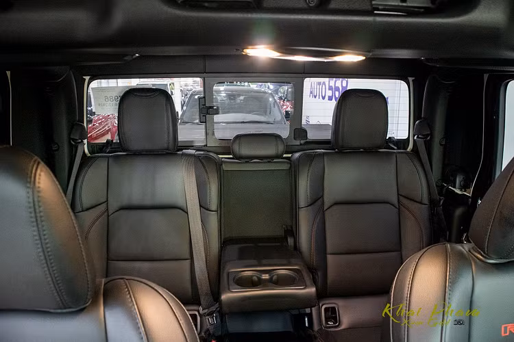 Về an toàn, Jeep Gladiator Rubicon 2020 được trang bị khá nhiều công nghệ gồm: Hệ thống phanh ABS/BA, hệ thống cảnh báo điểm mù, hệ thống hỗ trợ khởi hành ngang dốc, hệ thống cảnh báo phương tiện cắt ngang khi lùi xe, camera lùi gắn lốp dự phòng, 4 túi khí…