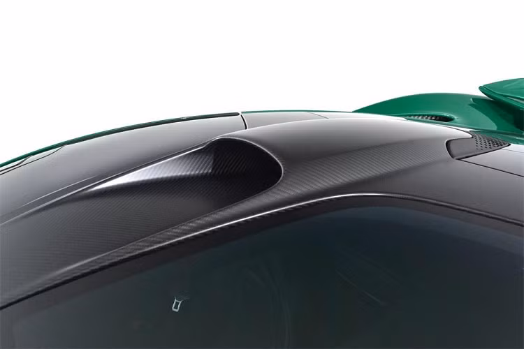 Cho dù đã được ra mắt cách đây khoảng 7 năm nhưng với thiết kế hiện đại, McLaren P1 trông không hề bị cũ khi “đặt cạnh” những mẫu siêu xe mới. Xe sử dụng bộ khung monocoque thế hệ đầu tiên của Mclaren, chỉ nặng vỏn vẹn 90 kg, cân nặng khô của P1 cũng khá nhẹ, chỉ ở mức 1.395 kg.