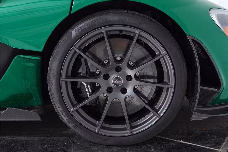Chiếc xe được phối với các chi tiết bằng carbon phủ mờ dạng satin thay vì carbon bóng trên nhiều chiếc P1 khác. Phần carbon mờ còn được trang bị cho một số chi tiết trong nội thất. Thay vì những khoang nội thất được bọc da lộn Alcantara, khoang nội thất của chiếc xe này được bọc da đen phối cùng các chi tiết carbon mờ.