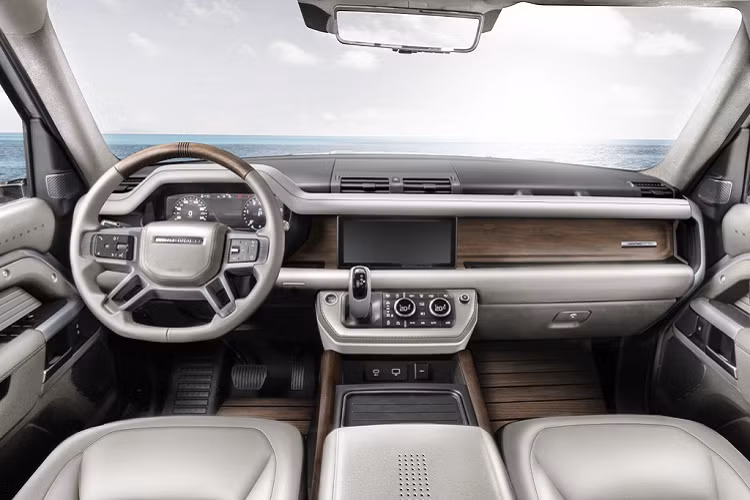 Khoang lái của Defender Yachting được thay mới bằng vật liệu nội thất sang trọng hơn xe nguyên bản. Chất liệu da, gỗ và kim loại phay xước được hãng độ bổ sung ở bảng tablo, vô-lăng, bệ tựa tay, trần xe... Đáng chú ý hơn cả là sàn xe được lót nhiều thanh gỗ lấy cảm hứng từ các mẫu du thuyền.
