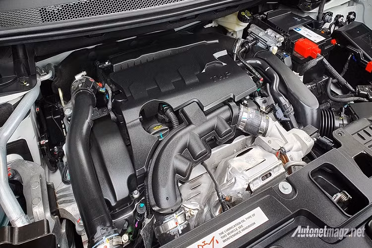 Động cơ bên dưới nắp capô của Peugeot 5008 Allure Plus và 300 Allure Plus 2020 cũng không có gì thay đổi, vẫn là máy 4 xi-lanh, tăng áp, dung tích 1,6 lít, tạo ra công suất tối đa 167 mã lực cùng mô-men xoắn cực đại 240 Nm. Sức mạnh được truyền tới cầu trước thông qua hộp số tự động 6 cấp.