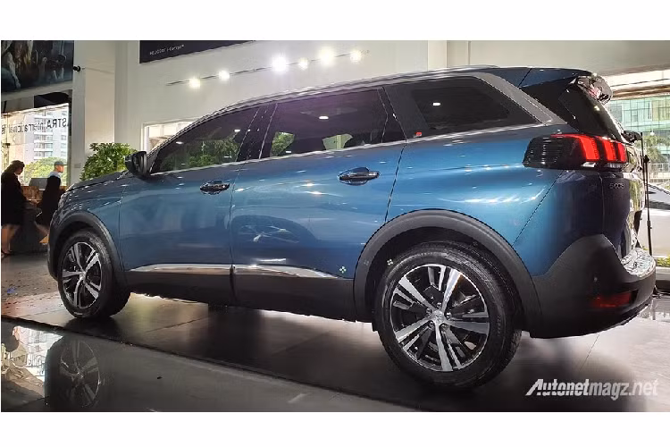 Tại thị trường Indonesia, giá xe Peugeot 3008 Allure Plus 2020 là 670 triệu Rupiah (khoảng 1,13 tỷ đồng), rẻ hơn 60 triệu Rupiah (102 triệu đồng) so với bản GT Line cũ. Trong khi đó, giá xe Peugeot 5008 Allure Plus 2020 là 720 triệu Rupiah (1,22 tỷ đồng), rẻ hơn đến 100 triệu Rupiah (169 triệu đồng) so với bản GT Line.