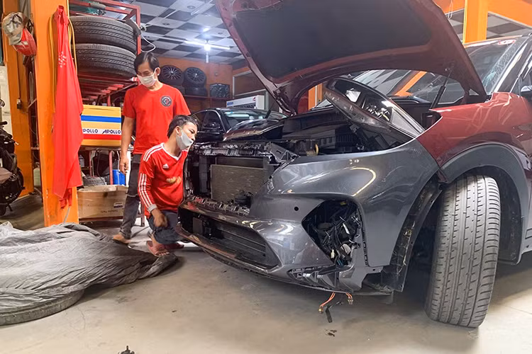 Về cơ bản, chiếc Hyundai Tucson độ N-Line này đã được sửa đổi mạnh mẽ ở phần đầu. Bao gồm thay mới các linh kiện phụ tùng chính hãng như cụm lưới tản nhiệt mạ crôm màu tối, toàn bộ phần cản trước được tích hợp ốp giả hốc gió tích hợp đèn LED định vị,..