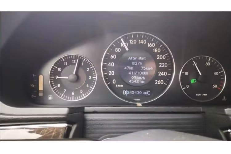 Không giống như E240 E được phân phối cùng thời điểm dùng máy V6 2.6L mạnh 177 mã lực. Phiên bản E220 sử dụng động cơ dầu 4cyl dung tích 2.0L tăng áp cho công suất tối đa 167 mã lực tại 3.800 vòng/phút và mô-men xoắn cực đại 400Nm đạt được tại 2.000 vòng/phút.