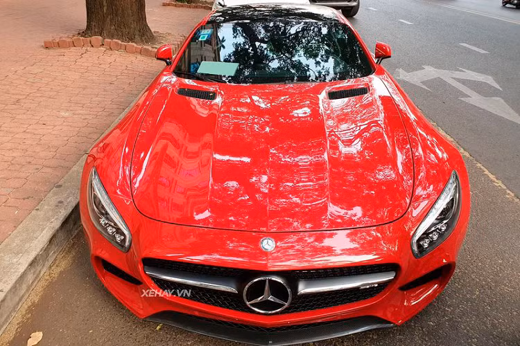 Là một kẻ kế nhiệm của 300SL Gullwing, AMG GTS vẫn sở hữu thiết kế truyền thống với động cơ đặt trước cùng phần đầu xe được kéo dài, phần đuôi xe được thu gọn ngắn lại giúp tăng khả năng trong việc vận hành cũng như tăng tính thẩm mỹ cho chiếc xe.