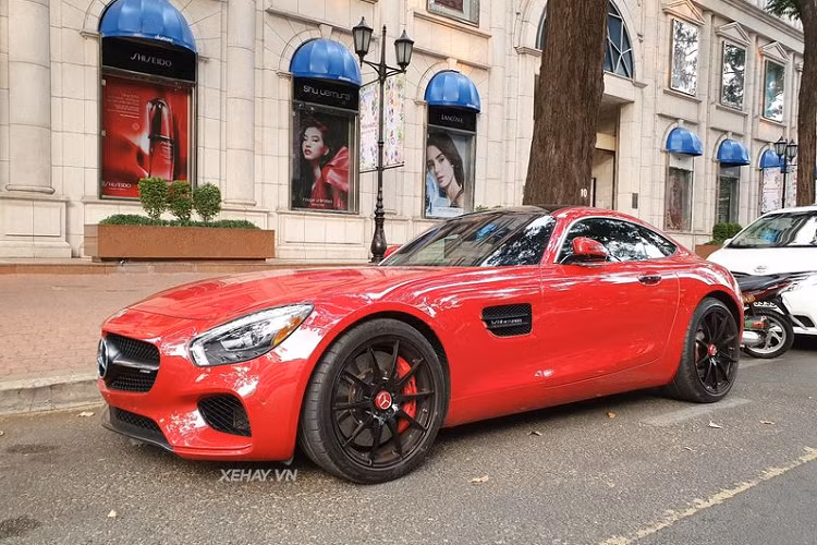 Mẫu siêu xe Mercedes-AMG GTS được giới thiệu lần đầu tiên tới công chúng toàn cầu hồi năm 2014 tại triển lãm ôtô Paris Motor Show. Đặc biệt, sau mẫu SLS AMG, AMG GTS là mẫu xe thể thao thứ hai được phát triển hoàn toàn bởi Mercedes-AMG mà không cần bất kì sự can thiệp, giúp đỡ từ bên ngoài như với McLaren trước đây.