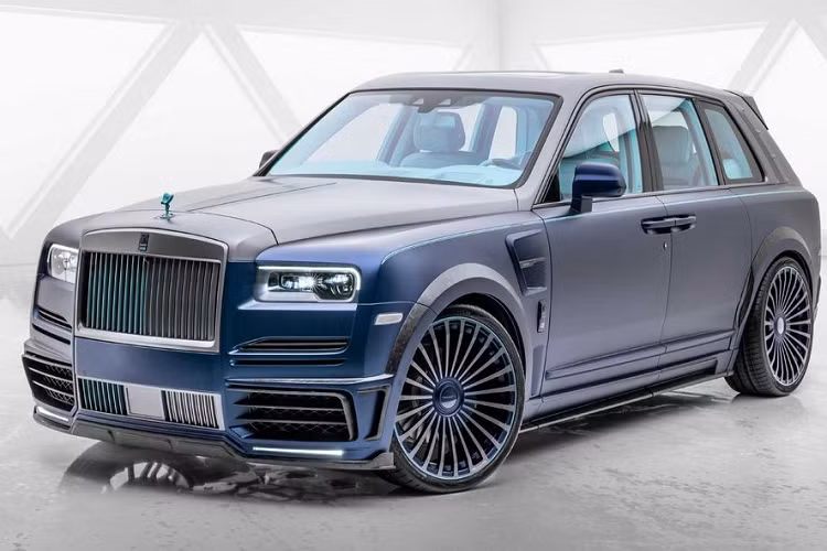 Trong số các nhà độ nổi tiếng, Mansory là ví dụ điển hình về một chuyên gia “chế biến” các mẫu xe hạng sang trở nên xa xỉ và tráng lệ hơn gấp bội. Với mức giá hơn 300.000 USD (6,9 tỷ đồng), SUV siêu sang Rolls-Royce Cullinan được coi là ông hoàng trong giới SUV, đặc biệt là khi khoác lên mình thêm các tùy chọn trị giá hàng ngàn USD.