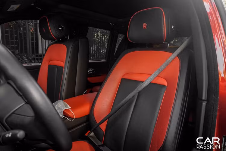 Về tổng thể, Rolls-Royce Cullinan sở hữu kích thước thuộc hàng “khủng” khi chiều dài x chiều rộng x chiều cao của mẫu xe này lên đến 5.341 x 2.164 x 1.835 mm và có chiều dài trục cơ sở là 3.295 mm, điều này có nghĩa rằng Cullinan dài hơn 200 mm so với đối thủ cạnh tranh trực tiếp – Bentley Bentayga, xe có khối lượng không tải là 2.660 kg.