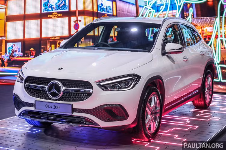Tại thị trường Malaysia, Mercedes-Benz GLA 2021 mới được nhập khẩu nguyên chiếc từ Đức và được phân phối với 2 phiên bản gồm GLA 200 Progressive Line có giá từ 244.200 RM (tương đương 60.100 USD - khoảng 1,39 tỷ đồng) và GLA 250 AMG Line có giá từ 285.337 RM (tương đương 70.220 USD - khoảng 1,62 tỷ đồng)).