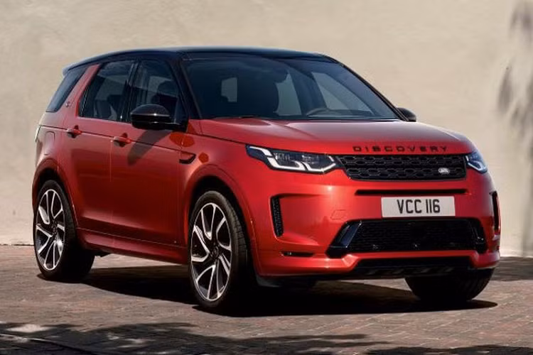 Discovery Sport 2020 mới được nhập khẩu vào thị trường Thái Lan nên giá rất cao. Bản D180 máy dầu có giá xấp xỉ 132.900 USD, trong khi các đối thủ chưa đến giá 120.000 USD. Giá xe Discovery Sport 2020 bản plug-in hybrid có giá thấp hơn chút nhưng vẫn ở ngưỡng 114.000 USD (khoảng hơn 2,68 tỷ đồng).