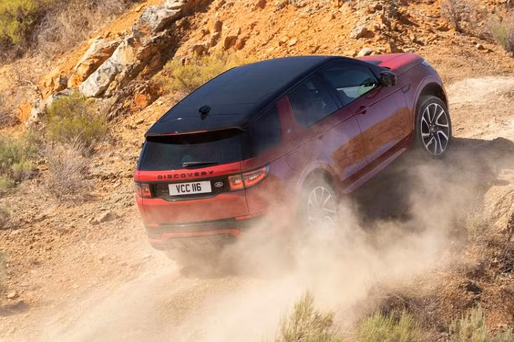 Thay đổi đáng chú ý trên mẫu xe SUV Discovery Sport 2020 mới là màn hình số 10 inch trong khoang lái, cùng hệ thống âm thanh 19 loa của Meridian. Về mặt công nghệ, Discovery Sport 2020 cũng được chăm chút kỹ lưỡng hơn, nổi bật là gương chiếu hậu thông minh ‘ClearSight Rear View’.