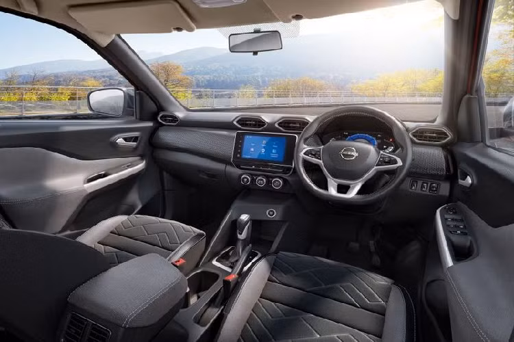 Ở bên trong, Nissan Magnite gây ấn tượng với bố cục rộng rãi, gồm ví trí ngồi cao và khoảng cách hàng ghế trước là 700 mm - tốt nhất phân khúc. Hành khách phía sau cũng sẽ được tận hưởng không gian để đầu gối ngang với các xe ở tầm trên, trong khi khoang hành lý có dung tích chứa đồ lên tới 336 lít.