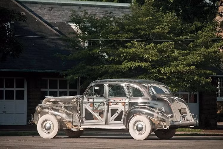 Không rõ ai là người đã đặt bút cấp vốn cho Pontiac Ghost Car, nó mang chi phí dự tính 25.000 USD, một gia tài lớn tại thời điểm 1939. Nhờ số tiền này, GM đã đảm bảo cho mình một vị trí trong lịch sử ôtô vì tạo nên chiếc xe trong suốt đầu tiên ở Mỹ. Do vậy tính đến cuối cùng, nó giống như một khoản đầu tư, và là một khoản đầu tư sáng suốt.