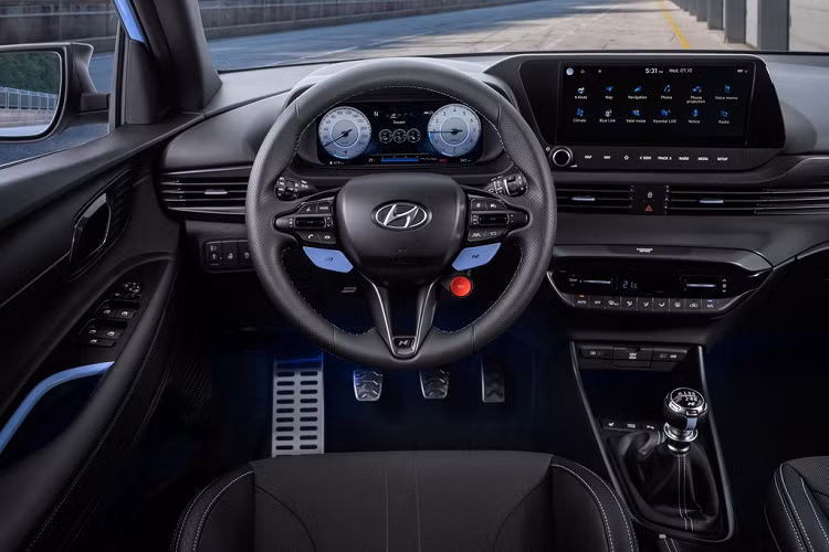 Nội thất của i20 N 2021 sử dụng màu đen làm màu chủ đạo, kết hợp cùng các chi tiết màu xanh Performance Blue. Xe được trang bị sẵn hệ thống Performance Driving Data, cho phép ghi lại các dữ liệu về hiệu suất động cơ, mô-men xoắn, thời gian tăng tốc...