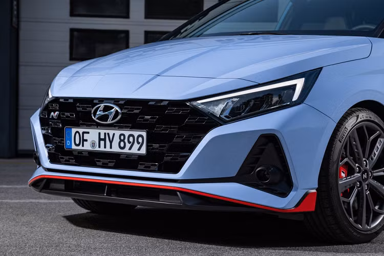 So với i20 tiêu chuẩn, i20 N được thiết kế để nhấn mạnh vào khả năng vận hành. Khung gầm, hệ thống treo, phanh và hệ thống lái được tinh chỉnh giúp chiếc xe vững chắc hơn khi di chuyển ở tốc độ cao. Bù lại, độ êm ái của i20 N không bằng i20 tiêu chuẩn.