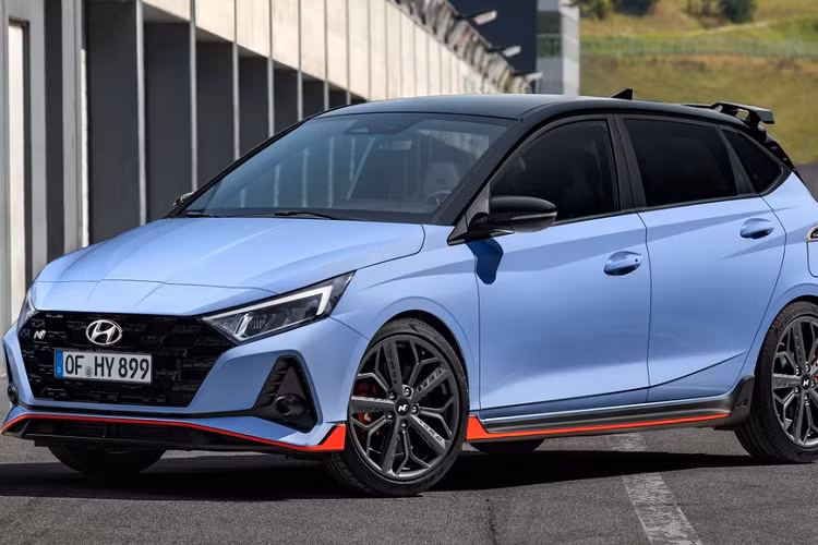 Hãng xe Hàn quốc đã chính thức công bố mẫu Hyundai i20 N 2021 mới dành cho thị trường châu Âu. Xe được trang bị động cơ xăng Gamma II tăng áp 1.6L, sản sinh công suất 204 mã lực tại 5.500-6.000 vòng/phút và mô-men xoắn cực đại 275 Nm tại 1.750-4.500 vòng/phút.