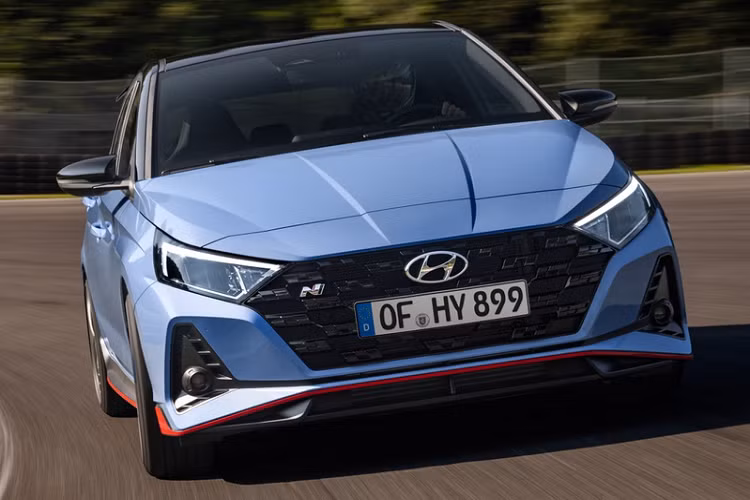 i20 N 2021 được trang bị hệ thống hỗ trợ người lái nâng cao Hyundai SmartSense, bao gồm các tính năng như cảnh báo va chạm phía trước, hỗ trợ giới hạn tốc độ thông minh, hỗ trợ giữ làn đường, cảnh báo điểm mù... Giá xe Hyundai i20 N 2021 hiện chưa được công bố, khách hàng tại châu Âu có thể đặt mua sớm nhất là vào tháng 3 năm sau.