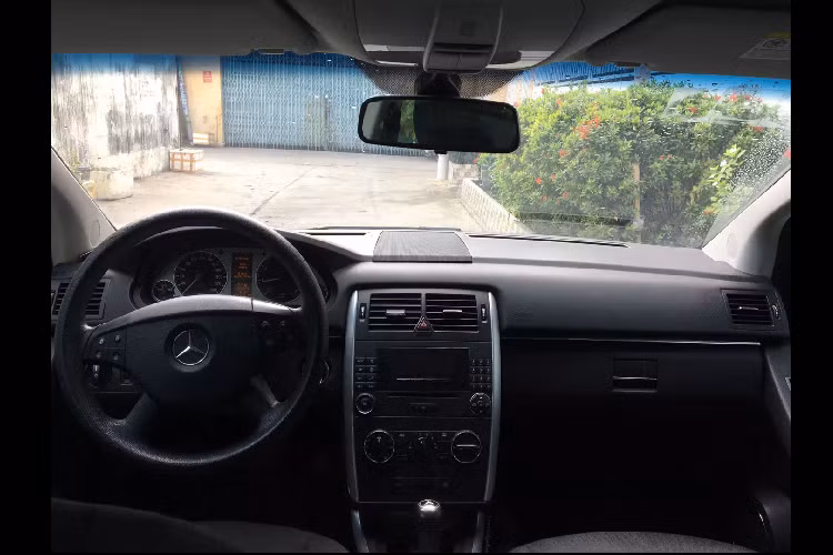 Về tính năng an toàn, B-Class thế hệ đầu tiên (2005-2008) được trang bị tiêu chuẩn túi khí trước chủ động với hai chế độ hoạt động tùy theo mức độ nghiêm trọng của tai nạn, túi khí rèm và túi khí sườn cho hành khách hàng ghế đầu; dây an toàn căng dây sớm và giới hạn lực siết cho hàng ghế trước; tựa đầu chủ động; hệ thống chống trượt bánh ASR; hệ thống ổn định điện tử ESP; chống bó cứng phanh ABS; hỗ trợ phanh BAS.