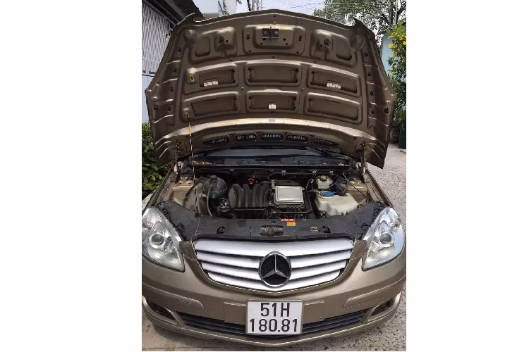 Tuy nhiên, bất cập khi chọn mua dòng xe Innova là người mua phải kiểm tra kỹ chất lượng xe tránh mua phải những chiếc xe sử dụng chạy dịch vụ (vì ở Việt Nam Innova thường được chọn để làm xe dịch vụ) hoặc hỏng nhiều.