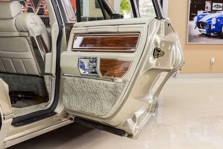 Chiếc xe cuối cùng đã được mua lại bởi Vanguard Motor Sales, được niêm yết với giá xe Lincoln Continental dưới 28.000 USD (650 triệu VNĐ). Tuy là một con số lớn dành cho chiếc xe đã 40 tuổi nhưng trên thực tế, Continental sở hữu vẻ ngoài như thể vừa mới bước ra từ dây chuyền lắp ráp.