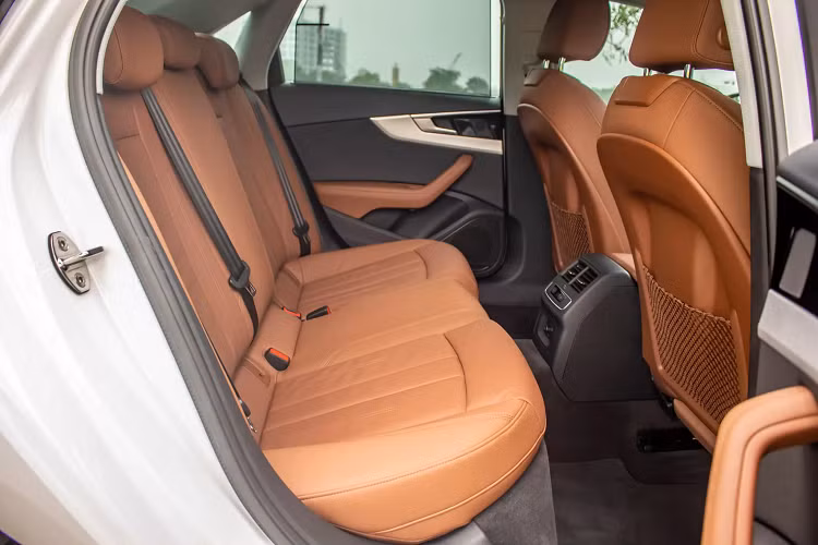 Khác với dòng xe Mercedes-Benz C-Class luôn là lựa chọn của số đông vì có giá bán dễ tiếp cận do lợi thế lắp ráp, hay BMW 3 Series có đối tượng khách hàng riêng yêu thích cảm giác cầm lái lái thể thao, thì dòng xe Audi A4 2020 dung hoà được yếu tố thoải mái và khả năng vận hành đầm chắc của một chiếc xe Đức, mang phong cách thể thao trẻ trung nhưng không kém phần duy mỹ.