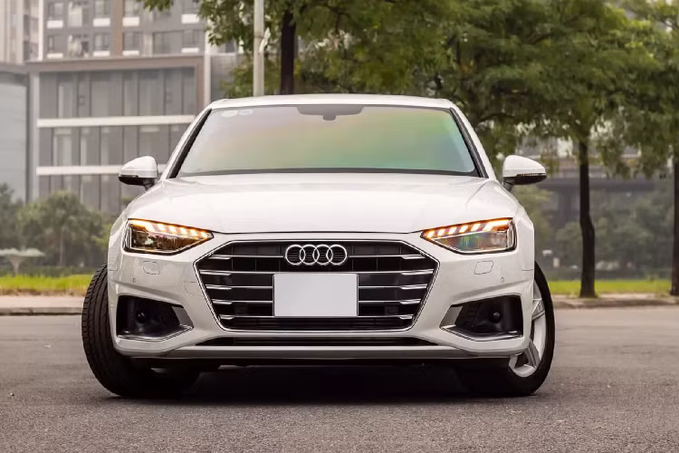 Tham khảo giá “thách cưới” chiếc Audi A4 40 TFSI 2020 mới này đang được chào bán khoảng 1,6 tỷ đồng. Được biết A4 2020 có giá niêm yết từ 1,7 tỷ đồng (giá tham khảo, chưa bao gồm các tùy chọn đi kèm). Đây là một gợi ý dành cho những khách hàng trong nước đang muốn trải nghiệm Audi A4 2020, nhưng muốn tiết kiệm một phần chi phí lăn bánh, “đồ chơi” phụ kiện hay bảo hiểm đi kèm.
