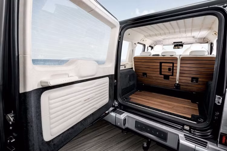 Bước vào bên trong, Carlex đã sử dụng da Alcantara màu trắng kết hợp da cognac với các điểm nhấn nhẹ để tạo nên một phong cách mới cho Mercedes-AMG G63.