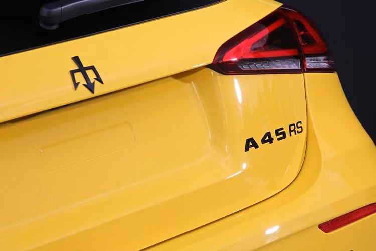 Cụ thể, dự án RS 525 mang tới cho chiếc hot hatch Mercedes-AMG A45 S một bộ tăng áp mới, sự tinh chỉnh trong cách thức hoạt động của động cơ cũng như phần mềm kết nối tới hộp số 8 cấp li hợp kép của xe.