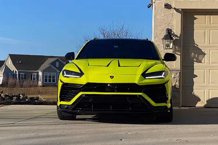 Sự ra đời của Lamborghini Urus chính là lời khẳng định đanh thép đến từ hãng xe Ý rằng họ thực sự nghiêm túc với việc tham gia vào phân khúc SUV đầy tính cạnh tranh hiện nay khi có sự tham gia của nhiều “ông lớn” như : Land Rover, Rolls-Royce, Bentley, Mercedes-Benz, BMW, Audi hay mới nhất là Aston Martin.
