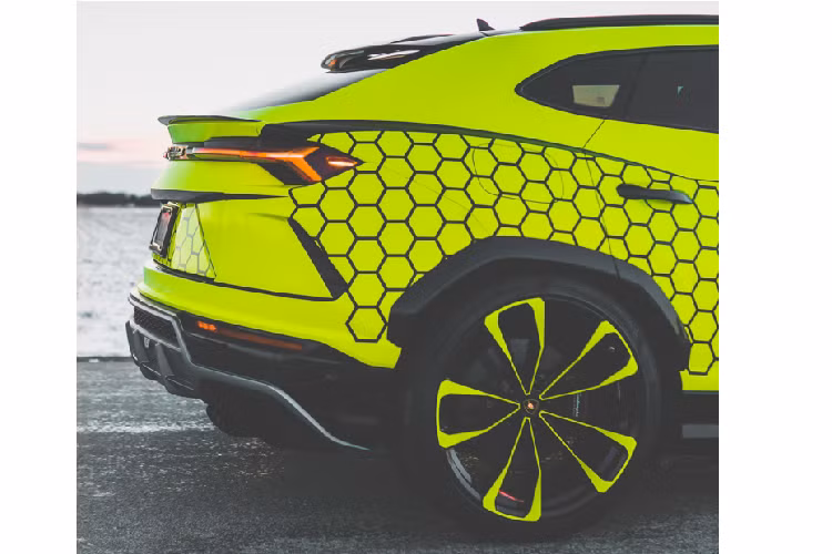 Chia sẻ với CarPassion, anh Long cho biết lớp decal xanh neon này được thiết kế và lấy cảm hứng với những họa tiết trên thân xe từ chính đôi dép tổ ong rất phổ biến tại Việt Nam, anh còn cho biết thêm ý tưởng về mẫu thiết kế này nhằm mục đích nhắc nhở bản thân rằng : “Ở đâu cũng luôn nhớ về nguồn cội của mình”.