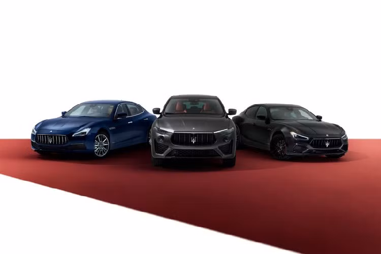 Kiểu dáng mới của mẫu xe sang Maserati Ghibli 2021 cũng bao gồm đèn hậu mới thiết kế kiểu boomerang và được hoàn thiện theo hiệu ứng ba màu khá thú vị: các cạnh màu đen, phần ở giữa màu đỏ và khu vực bên dưới màu trắng.