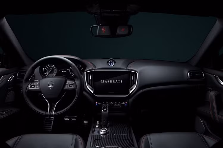 Cuối cùng, dòng sản phẩm Maserati Levante 2021 cũng được trang bị lưới tản nhiệt sửa đổi và đèn hậu boomerang giống như Ghibli và Quattroporte 2021. Xe tiếp tục được cung cấp hệ thống thông tin giải trí 8,4 inch, dù màn hình này đã có độ phân giải cao hơn, đồ họa mới và thiết kế sửa đổi nhưng các fan của Maserati Levante vẫn có chút thất vọng.