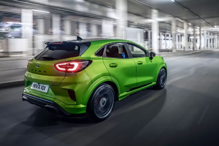 Tại thị trường Anh Quốc, giá xe Ford Puma ST sẽ bán ra từ 28.495 Bảng, tương đương 36.300 USD cho bản tiêu chuẩn và khách hàng có thể bỏ thêm 950 Bảng để có được gói nâng cấp Performance.