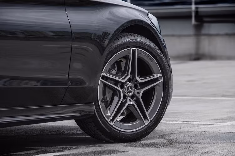 Phiên bản này sử dụng gói trang bị AMG Line, gồm lưới tản nhiệt dạng kim cương mạ chrome, cản trước/sau đặc trưng của AMG và bộ mâm AMG bằng hợp kim 5 chấu kích thước 18 inch. Bên cạnh đó, C 200 AMG Line còn được nâng cấp lên hệ thống treo thể thao, ổn định hơn loại trên C 200 Avantgarde.